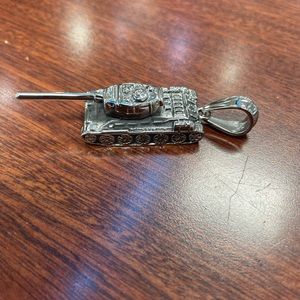 🪖 Military tank pendant